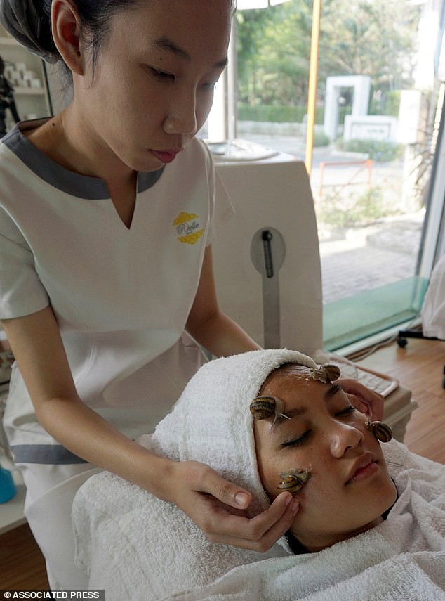 Dù dịch vụ này đang ngày được mở rộng và thu hút nhiều du khách, tuy nhiên, các bác sĩ da liễu khuyến cáo rằng chưa có nghiên cứu khoa học thực tế nào chứng minh chất nhờn tiết ra từ ốc sên thực sự có tác dụng thần kỳ với làn da.