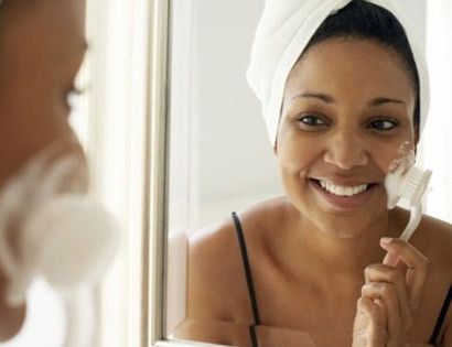 Thoa sữa rửa mặt trực tiếp lên da, dùng bàn chải chà nhẹ lên theo chiều kim đồng hồ, bắt đầu từ cằm, chuyển lên hai khóe miệng, rồi lan tới hai bên gò má.