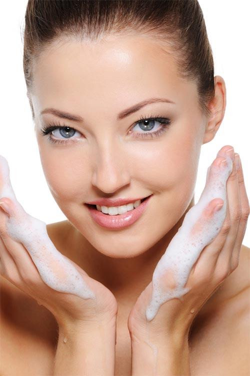 Làm ướt da mặt bằng nước ấm để kích thích sự dãn nở của lỗ chân lông.