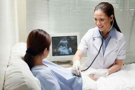 Dị tật bẩm sinh. Những phụ nữ có lượng đường cao trong tuần thứ sáu đến tuần thứ tám sau kỳ kinh cuối, có nhiều khả năng sinh con bị dị tật bẩm sinh. Trong thời gian này, cơ thể của thai nhi đang dần hình thành, lượng đường có thể ảnh hưởng đến sự phát triển, đặc biệt sẽ ảnh hưởng đến tim, tủy sống cũng như xương, thận và hệ thống tiêu hóa.