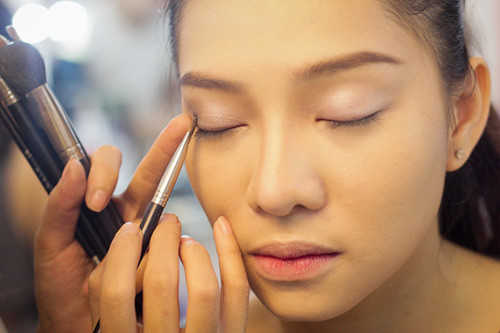 Sản phẩm trang điểm mắt. Phần màng nhầy ẩm ướt của mắt giống như một lối đi dành riêng cho vi khuẩn gây bệnh. Nếu dùng chung sản phẩm trang điểm mắt, có thể dẫn dến các bệnh nhiễm trùng như đau mắt đỏ.