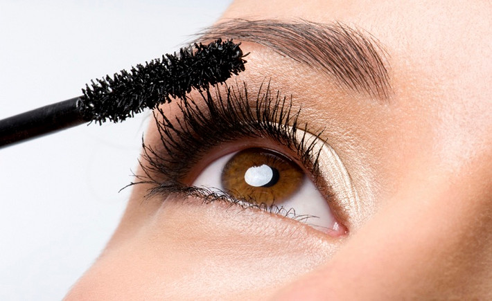 Ví dụ như đối với mascara, đây là môi trường tốt để vi khuẩn phát triển, việc dùng chung mascara kết quả có thể dẫn đến là bị ngứa, chảy nước mắt hay đỏ mắt mà đôi khi người sử dụng không để ý….