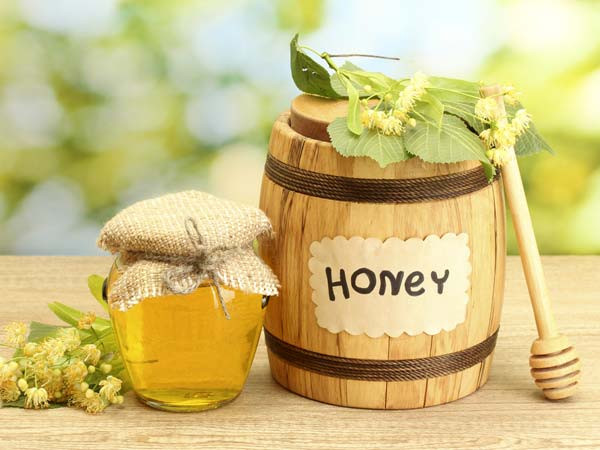 Mật ong. Luôn được coi là một phương thuốc làm đẹp tuyệt vời có lợi cho rất nhiều các vấn đề về da. Ngoài chất giữ ẩm tự nhiên, mật ong còn chứa chất chống oxy hóa bảo vệ da bạn luôn mềm mại và khỏe mạnh. Bạn có thể thoa mật ong tự nhiên lên những nốt tàn nhang sẽ giúp làm mờ vết tàn nhang hữu hiệu, đặc biệt nếu sử dụng biện pháp này thường xuyên.