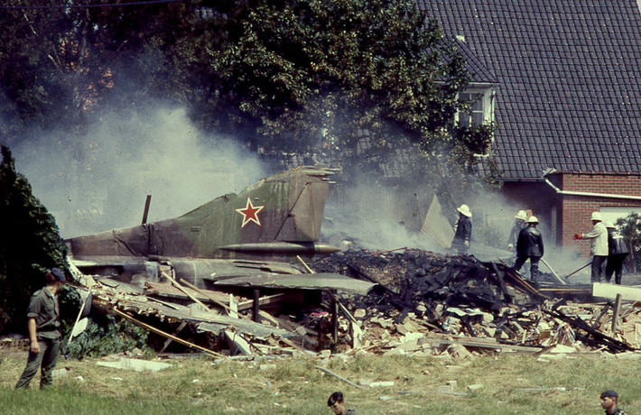 Lúc đó hai phi công được cử xuất kích F-15 đánh chặn MiG-23 của Liên Xô lại không liên lạc được với trạm điều khiển đánh chặn mặt đất do lỗi thông tin liên lạc. Tình cảnh đó đã khiến hai phi công phải rất vất vả mới tiến lại gần được chiếc MiG kỳ lạ. (Nguồn: Beeldbank.kortrijk.be).