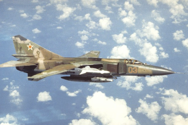 Các quan chức của NATO lúc bấy giờ ở Brussel, Bỉ cho biết, ngay sau khi MiG-23 tiến vào không phận của NATO, không lực Mỹ đã phải tức tốc điều các chiến đấu cơ F-15 để đánh chặn. Ảnh: MiG-23 của Liên Xô mang theo vũ khí và có người lái. (Nguồn: Warhistoryonline.com).