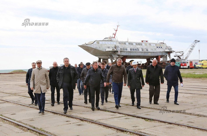 Theo trang mạng quân sự Sina, Phó thủ tướng Nga Dmitry Rogozin cũng là người đứng đầu ngành công nghiệp quốc phòng Nga vừa có chuyến thăm chính thức đến nhà máy đóng tàu Feodosia tại Bán đảo Crimea. Đây cũng là nhà máy đóng các tàu đổ bộ Zubr cho Hải quân Trung Quốc trước khi Crimea quay trở lại là một phần lãnh thổ của nước Nga.
