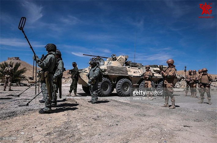 Các binh sĩ công binh Nga hoạt động tại Palmyra dưới sự bảo vệ nghiêm ngặt từ đồng đội. Nguồn ảnh: Sina