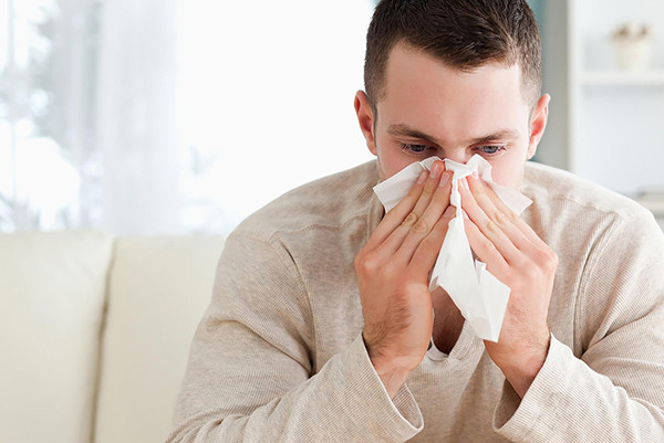 Ngăn ngừa cảm lạnh: Mùa đông, nhiệt độ ngoài trời rất thấp. Đặc biệt, buổi sáng đang nằm trong chăn ấm, thay đổi nhiệt độ đột ngột rất dễ gây cảm lạnh. Dù không phải là bệnh hiểm nhưng cơ thể bất ổn khiến bạn khó chịu, không tập trung tối đa vào công việc.