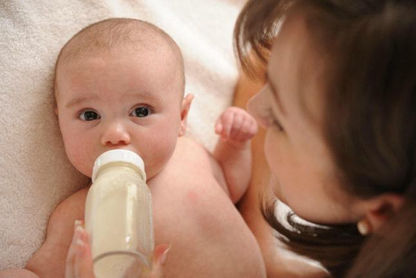 Nhìn con như vậy, anh Tần bàn với vợ cho bé nghỉ bú bình vài hôm. Nhìn con khóc ngặt vì thiếu sữa, anh Tần hỏi chuyên gia dinh dưỡng thì được biết hóa ra trẻ không uống hết có nguyên nhân đằng sau. Ảnh:163.com