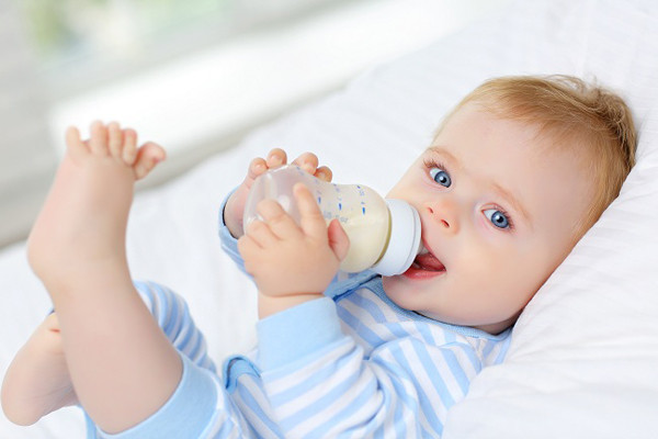 Sử dụng núm vú không phù hợp tháng tuổi còn khiến trẻ mất đi cảm giác yêu thích khi ăn uống. Do vậy, cha mẹ cần chú ý thay núm vú cho con kịp thời. Ảnh minh họa