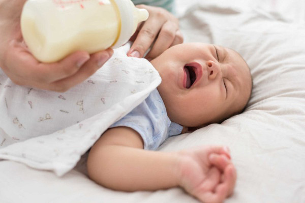 Nếu chưa no, trẻ sẽ khóc để đòi uống tiếp. Ngược lại nếu no trẻ sẽ nhả núm vú, coi như hoàn thành bữa ăn của mình. Để khắc phục, cha mẹ nên chú ý điều chỉnh góc bình sữa phù hợp. Đặc biệt, dù bú trực tiếp hay ti bình cũng không để trẻ nằm ti. Đây là tư thế ti bình nguy hiểm, khiến trẻ dễ bị sặc sữa. Ảnh minh họa
