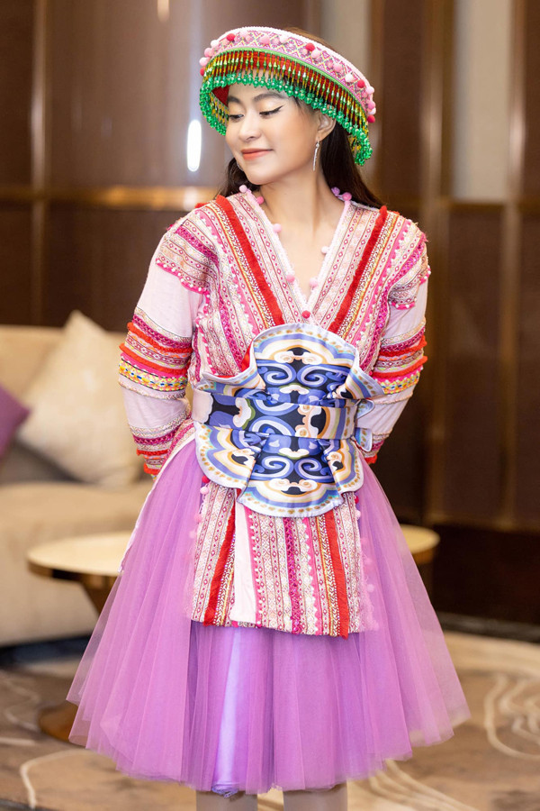 Trong “Để Mị nói cho mà nghe”, Hoàng Thùy Linh lựa chọn thiết kế của NTK Thủy Nguyễn.
