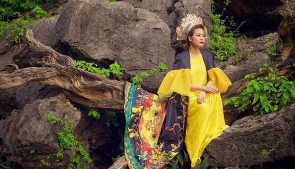 Cụ thể, trong ca khúc “Bánh trôi nước”, Hoàng Thùy Linh thể hiện trọn vẹn hình ảnh người phụ nữ đầy quyền uy trong cung đình xưa. Gam màu đen – vàng kết hợp họa tiết hoa văn tranh Đông Hồ đậm chất dân gian tạo nên hiệu ứng thị giác cao.