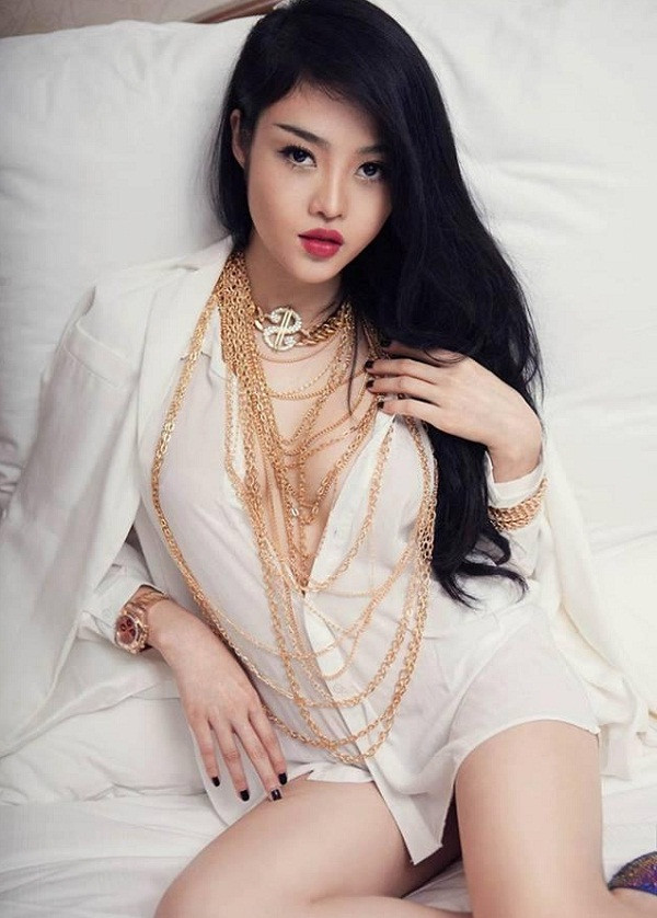 Julia Hồ kết hôn rồi ly hôn chồng Việt kiều vào tháng 3/2019. Hậu chia tay, cô làm mẹ đơn thân và trở về Việt Nam sinh sống.