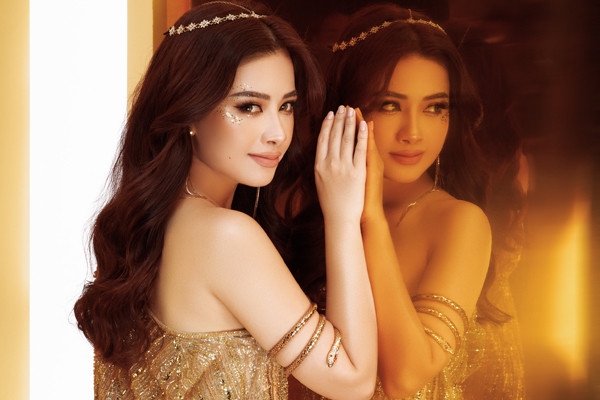 Diện trang phục của NTK Lê Thanh Hòa, nữ ca sĩ đẹp xuất sắc ở mọi góc nhìn, thần thái cuốn hút.