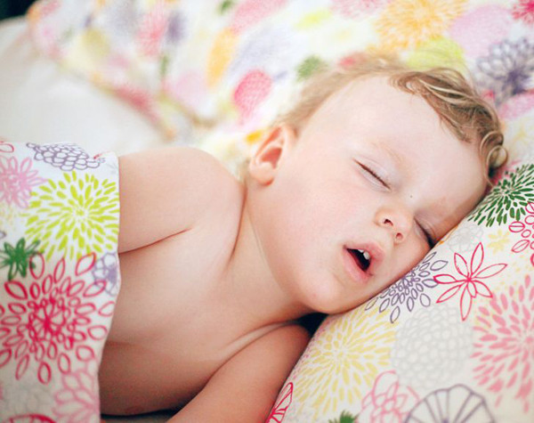 Gây hại sức khỏe. Bình thường, không khí đi qua mũi sẽ được loại bỏ chất độc, phần tử lạ. Nó cũng được làm ẩm, làm ấm để phù hợp với chức năng hô hấp của phổi. Mở miệng khi ngủ khiến không khí qua miệng vào cơ thể, không nhận được những lợi ích trên.