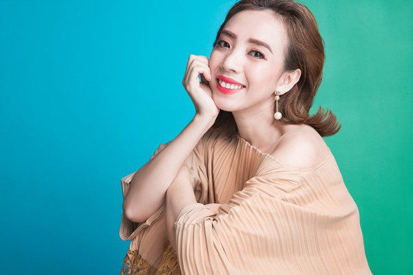 Là gương mặt quen thuộc của làng giải trí Việt, Thu Trang không chỉ chinh phục khán giả bằng tài năng diễn xuất mà còn ghi điểm ở phong cách ăn mặc giản dị, lối sống gần gũi.