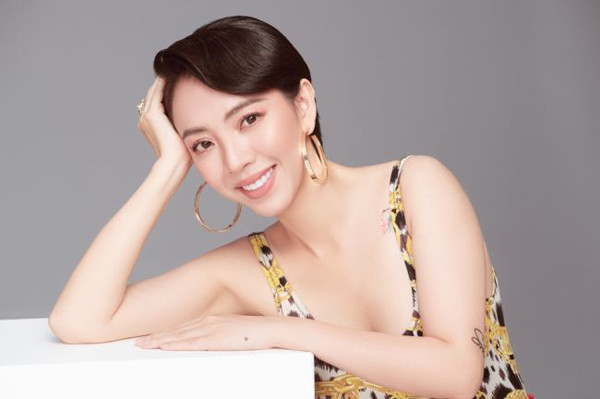 Nắm trong tay danh tiếng lẫn tiền tài, vậy nhưng bà xã Tiến Luật lại có gu ăn mặc vô cùng bình dân. Bà mẹ 8X thường chọn quần tây, áo sơ mi hay áo phông đơn giản trong trang phục hàng ngày.