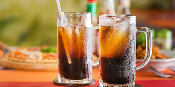 Nước ngọt có ga. Đồ uống có ga chứa lượng đường và khí ga khiến trẻ dễ đầy bụng. Lúc nào cũng cảm thấy no, gây biếng ăn ở trẻ. Cơ thể mệt mỏi ảnh hưởng trực tiếp đến sức khỏe và quá trình phát triển chiều cao của bé.