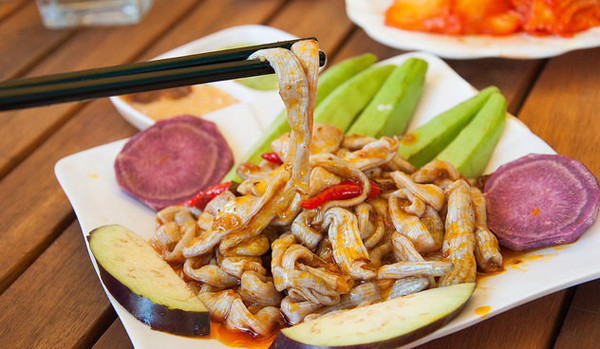 Cụ thể, sá sùng tươi trông hệt như con giun đất, màu nâu đỏ, to như ngón tay liên tục ngọ nguậy. Ngay cả khi nấu chín, vẻ ngoài của sá sùng cũng không mấy “thăng hạng”, gợi nhiều liên tưởng.
