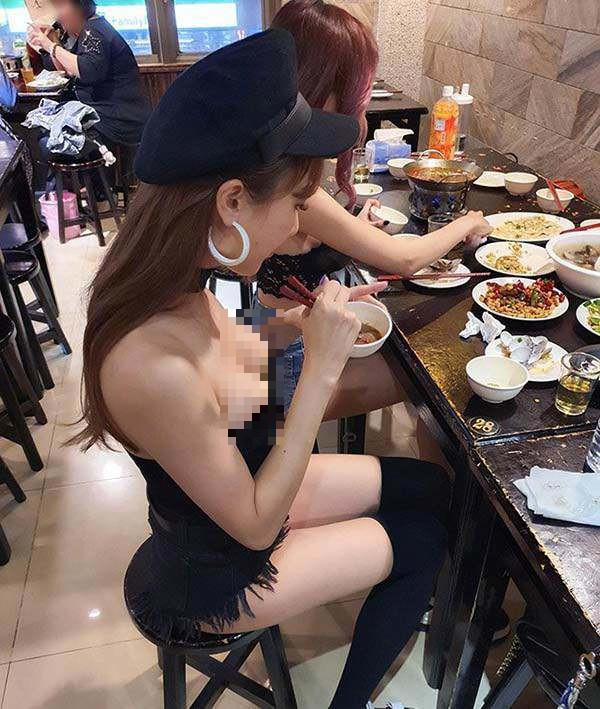 Trong hình, cô gái trẻ người Trung Quốc chọn mặc áo ren hai dây siêu ngắn đi ăn tối gây chú ý. Dù nhà hàng không quy định trang phục của khách hàng song hầu hết mọi người cho rằng mặc như thế này có phần gợi cảm quá đà, phù hợp với quán bar, câu lạc bộ nhảy hơn là quán ăn.