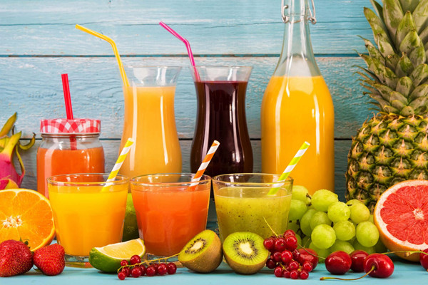 Sữa, nước trái cây cũng có độ bám dính thành bình cao, khiến việc vệ sinh càng khó khăn hơn. Nếu chỉ tráng qua bằng nước, bình sẽ không được làm sạch hoàn toàn.