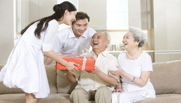 Phô trương con cái hiếu thảo. Với cha mẹ, con cái sẽ là mối quan tâm chính. Khi còn trẻ, chúng ta quan tâm đến thành tích con đạt được. Về già, chúng ta quan tâm đến lòng hiếu thảo của con nhiều hơn.