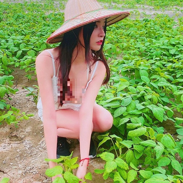 Bình thường, công việc đồng áng đòi hỏi vận động liên tục, dễ bám bẩn nên hầu hết mọi người thường chọn trang phục dày dặn, kín đáo. Nhiều khi còn phải đeo kèm găng tay, ủng cao để bảo hộ.