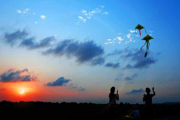 Mùa xuân dương khí cực thịnh. Thả diều thời điểm này được đánh giá cao, giúp khí huyết lưu thông, dương khí thăng phát theo quy luật tự nhiên. Lợi ích sức khỏe của thả diều rất toàn diện, phù hợp với mọi đối tượng, gồm cả người già và trẻ nhỏ. (Ảnh minh họa)