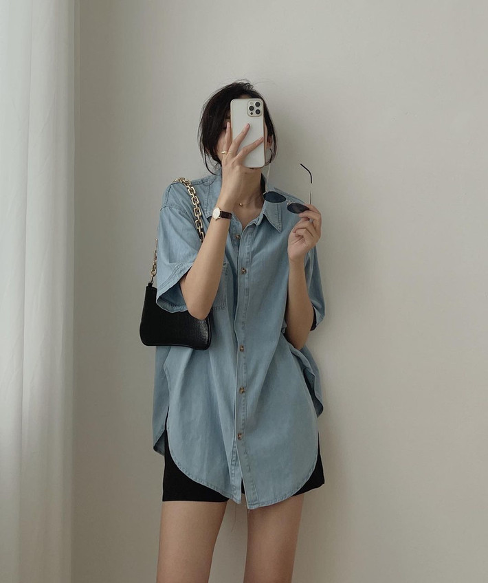 Sơ mi oversize. Sơ mi oversize từng là trang phục thời thượng của những năm 90 song dần trôi vào quên lãng. Thời điểm hiện tại, sơ mi oversize bất ngờ trở thành trang phục được nhiều bạn trẻ yêu thích nhờ sự linh hoạt, thoải mái.