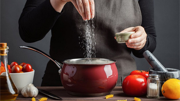 Ăn mặn. Thận chịu trách nhiệm chuyển hóa 95% lượng natri thu nạp qua thức ăn. Khi lượng muối ăn vào cơ thể ở mức cao, thận phải làm việc nhiều hơn để loại bỏ lượng muối dư thừa. Mặt khác, lượng muối dư thừa trong chế độ ăn uống cũng gây giữ nước và làm tăng huyết áp. Huyết áp cao thường xuyên sẽ gây hại thận và là nguyên nhân hàng đầu gây suy thận.