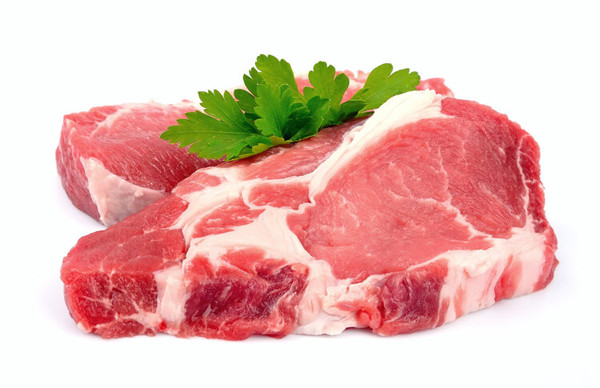 Để ăn thịt lợn an toàn, bạn nên chọn mua ở địa chỉ uy tín, có dấu kiểm dịch. Khi chọn, chị em có thể đánh giá chất lượng thông qua màu sắc bên ngoài, độ đàn hồi và mùi thịt. Thịt lợn ngon sẽ có màu đỏ hoặc hồng nhạt, sờ vào mềm mịn, dính và có độ đàn hồi cao.