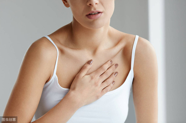 Tức ngực, khó thở khi thức dậy. Phổi đóng vai trò quan trọng trong hệ hô hấp. Khi phổi tổn thương sẽ xuất hiện các triệu chứng như tức ngực, khó thở. Với người hút thuốc lâu năm hoặc hút lượng lớn thuốc mỗi ngày, xuất hiện các dấu hiệu này buổi sáng đồng nghĩa với việc phổi đang “kêu cứu”, cần hết sức thận trọng.