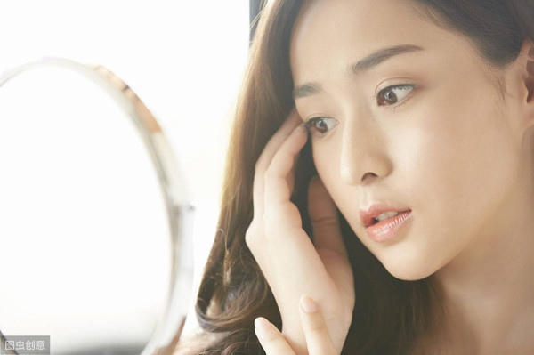 Da sạm khi thức dậy. Sức khỏe của làn da có liên hệ mật thiết với phổi. Cụ thể, phổi không khỏe dẫn đến tích tụ lượng lớn độc tố trong cơ thể, khiến da bị xỉn màu. Do vậy, nếu thấy da có dấu hiệu xỉn màu khi soi gương buổi sáng bạn nên cảnh giác các vấn đề về phổi.
