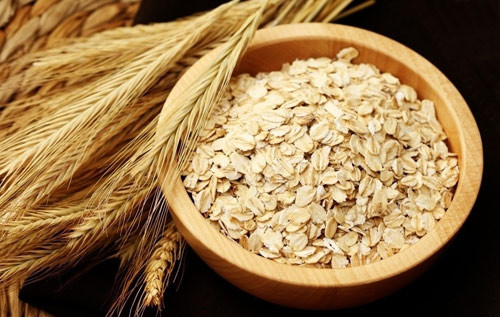 Lúa mạch. Tương tự lúa mì nhưng hạt mạch lại giàu khoáng chất và vi lượng mangan, selen và phôt pho hơn. Nó cũng chứa chất tocotriennols chống ung thư và ngăn cholesterol xấu. Hãy mua loại hạt này, tuy nhiên nhớ là hãy chọn loại hạt vẫn còn lớp cám thì giá trị dinh dưỡng sẽ tốt hơn.