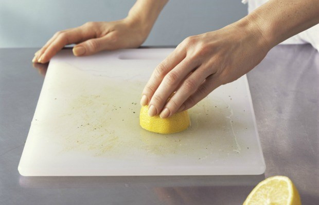 Với dụng cụ sắt rỉ dét. Chỉ cần hòa nước chanh và baking soda thì sẽ rửa được sạch bong. Nồi niêu bát đĩa dầu mỡ cũng vậy, bạn nên dùng chanh để rửa, không những sạch mà còn không ảnh hưởng gì đến sức khỏe như các loại hóa chất khác.
