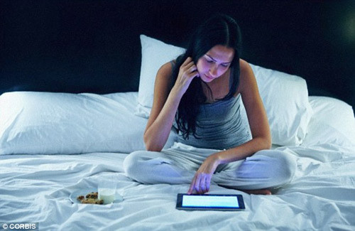 Với những người khó ngủ hãy tắt ánh sáng từ các thiết bị điện tử, giữ cho căn phòng thoáng mát, yên tĩnh, cai chất có cồn. Nếu làm theo cách này vẫn không ngủ được thì có thể dùng melatonin, thuốc ngủ không gây nghiện tự nhiên.