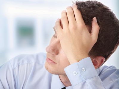 Biểu hiện của việc mất nước là đau đầu, mệt mỏi, quầng thâm dưới mắt, chuột rút, táo bón, … Cách tốt nhất là uống 1-2 lít nước mỗi ngày hoặc tính 1 lít cho 25kg. Ví dụ bạn 75kg thì cần uống 3 lít/ngày.