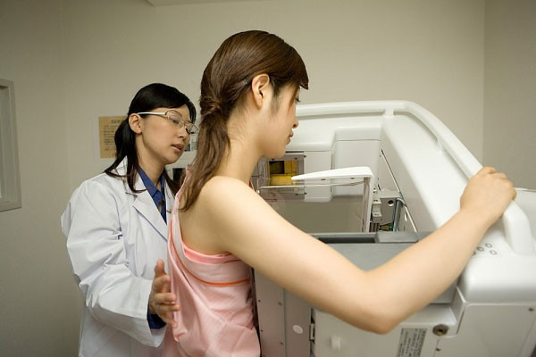 Khám phụ khoa thường xuyên. Nhiều người trong chúng ta đến tuổi 30 mà không thực sự hiểu về nang trứng và các giai đoạn của chu kỳ kinh nguyệt mặc dù đầu 20 giới trẻ đã có quan hệ tình dục.
