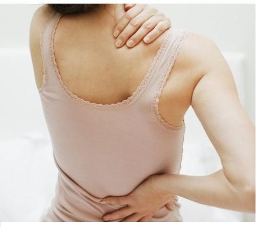 Kích ứng da. Các móc của chiếc áo ngực có thể nhô ra và đâm vào da, cũng như các dây đai có thể gây tổn thương nếu như để quá lâu. Hơn nữa, mặc áo ngực đi ngủ cũng khiến cho bạn đổ mồ hôi nhiều khiến da bị kích ứng.