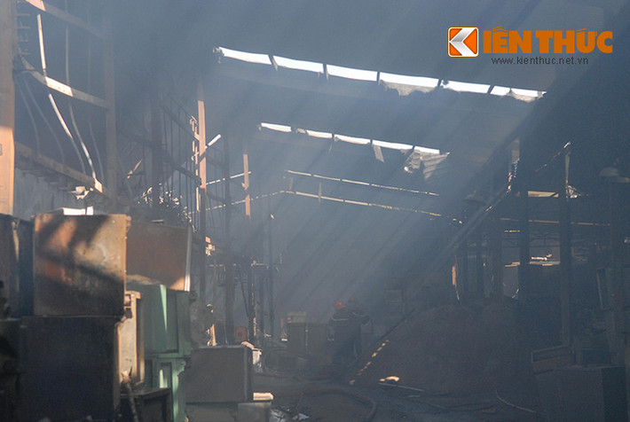 Thông tin ban đầu, vào thời điểm trên, một số công nhân phát hiện khói lửa bốc lên nghi ngút từ văn phòng làm việc của công ty nên hô hoán mọi người dập lửa.