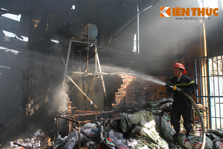 Công nhân của công ty cùng người dân địa phương đã dùng bình CO2 để dập lửa. Tuy nhiên, do trong công ty chứa nhiều vật dụng dễ cháy nên ngọn lửa vẫn bùng lên dữ dội.