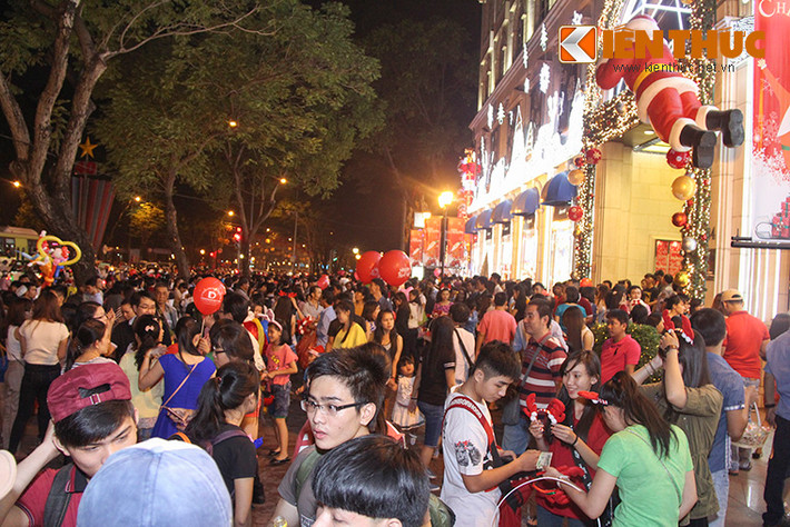 Còn 1 ngày nữa mới đến Noel, nhưng tối 23/12, nhiều người dân Sài Gòn đã đổ về các khu trung tâm để vui chơi.