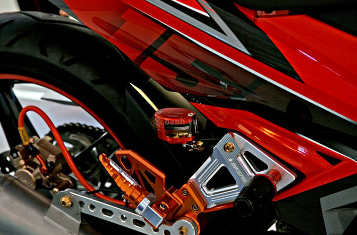 Bình dầu sau Rizoma, gác chân Bikers.