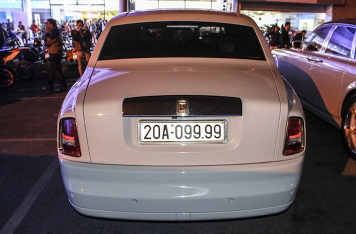 Hai chiếc Rolls-Royce Phantom màu trắng với một số chi tiết mạ vàng như mâm bánh, logo, tay nắm cửa, viền đèn trước sau và biểu tượng kinh điển "Spirit of Ecstasy".