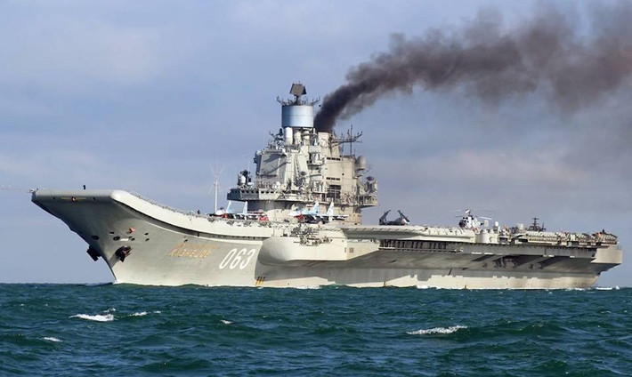 Tiếp theo là tàu sân bay Kuznetsov của Nga. Việc đóng tàu bắt đầu vào năm 1981 tại xưởng đóng tàu Nikolayev, hiện thuộc Ukraine ngày nay. Kuznetsov được đưa vào sử dụng từ năm 1990. Tàu sân bay này bị bỏ quên vào đầu những năm 90 do thiếu kinh phí và đã trải qua một đợt tái trang bị kéo dài từ 1996-1998. Từ năm 1991- 2015, tàu chỉ tham gia sáu chuyến tuần tra trên biển.