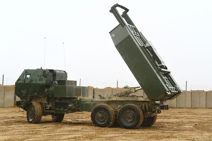 Tính linh hoạt, độ chính xác cao và tầm hoạt động xa khiến HIMARS trở thành vũ khí quan trọng trong chiến tranh hiện đại, nó có khả năng tấn công mục tiêu trong khi vẫn duy trì tính cơ động và khả năng sống sót cao trên chiến trường.