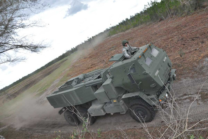 Ngoài ra, HIMARS có khả năng triển khai chiến đấu và thu hồi nhanh chóng, cho phép hệ thống này thực hiện các cuộc tấn công chớp nhoáng. HIMARS được đánh giá là hệ thống pháo binh mạnh mẽ nhờ sử dụng được nhiều loại đạn dược, bao gồm cả tên lửa dẫn đường có tầm bắn lên tới 70 km và tên lửa ATACMS có khả năng tiếp cận mục tiêu ở khoảng cách lên tới 300 km. Ảnh: millitarny.