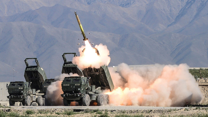 Đơn hàng này không chỉ bao gồm các đơn vị M142 HIMARS mà còn có đầu đạn đi kèm gồm 24 tên lửa phóng loạt dẫn đường (GMLRS) M30A2, 24 tên lửa nổ mạnh GMLRS M31A2, cùng nhiều loại xe hỗ trợ và thiết bị liên lạc. Ẩnh: Wikipedia.