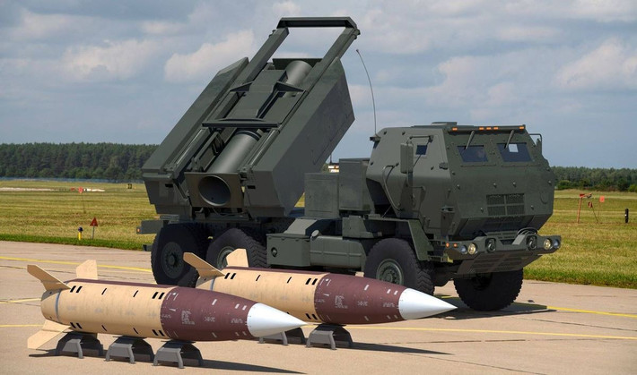 M142 HIMARS, hay còn được gọi là hệ thống tên lửa pháo binh cơ động cao, là một bệ phóng tên lửa đa năng, có tính cơ động cao và tiên tiến do Mỹ phát triển. Hệ thống này được thiết kế để cung cấp hỏa lực hỗ trợ tầm xa nhanh chóng và chính xác cho các lực lượng quân sự. Ảnh: Mil.in.ua.